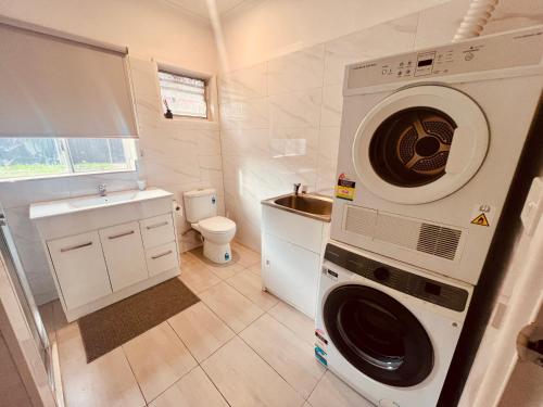 Spacious 4BR Home - Next to St Albans Station in St Albans