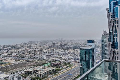 Premium 3BR Stay and Maid Room Near Downtown in Jumeirah
