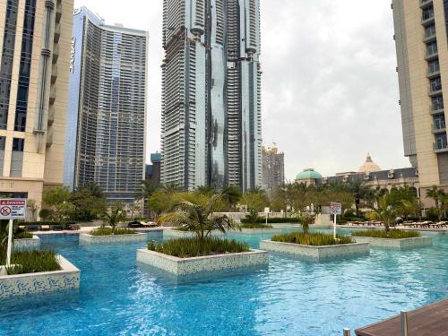 Premium 3BR Stay and Maid Room Near Downtown in Jumeirah