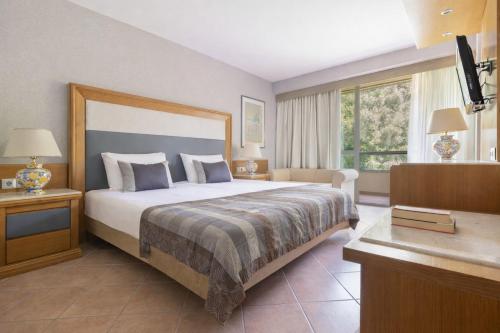 2 twin beds, 1 sofa bed