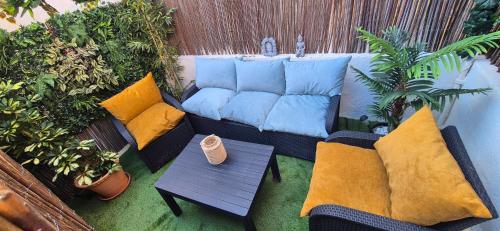 Heart of the city 4min walk to the beach, newly renovated