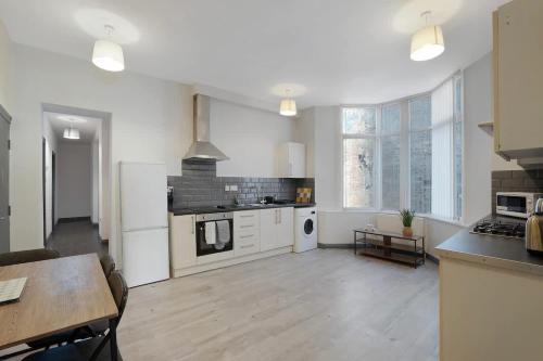 Spacious 5-Bed Flat in Stockton, Sleeps 9, Stockton-on-Tees