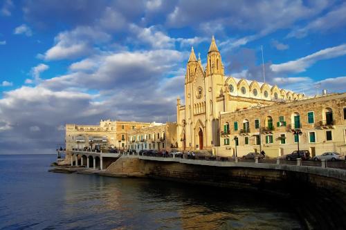 Walk to Balluta & Spinola - modern 2bdr apart - Happy Rentals - image 3