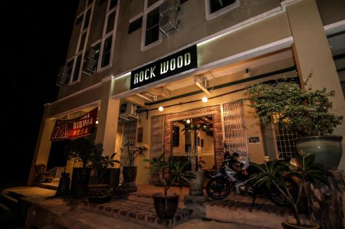 Rock Wood Hotel - 출입구