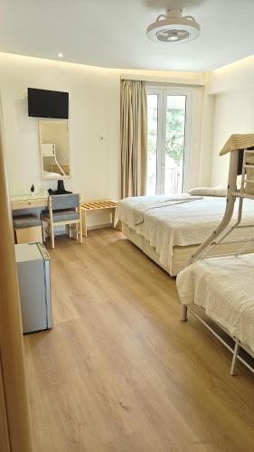 1 double bed, 2 twin beds
