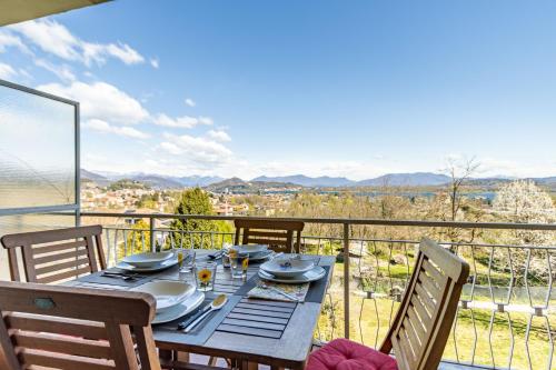 Pasadena House - Arona - Terrace with lake view - AC - By Guestaly