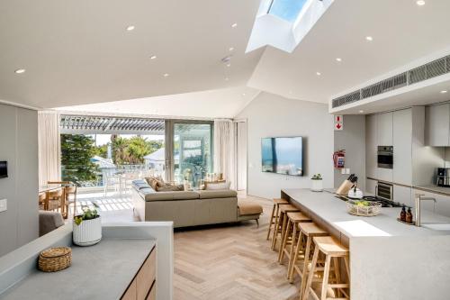 4 Bed Coastal Retreat W Pool Views Llandudno Sands - image 2