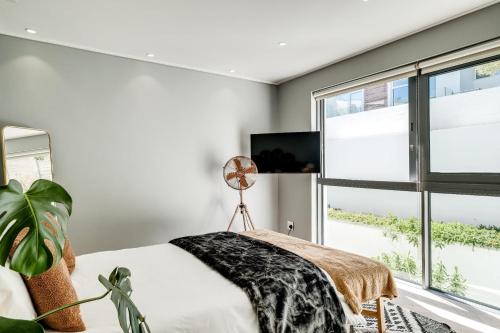 4 Bed Coastal Retreat W Pool Views Llandudno Sands - image 3