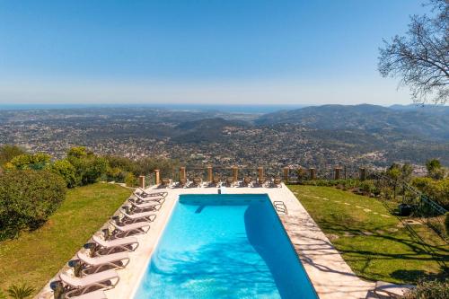 Villa Mas du Chene in a private domain