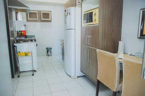 Apartamento c Varanda Ar Piscina Sauna e Hidro - image 2