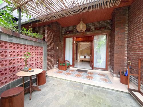 Mirah Guest House - Tap to explore photos