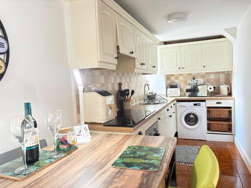 Cocina, Silver Cottage on Yarm High street and the River free parking available in Yarm