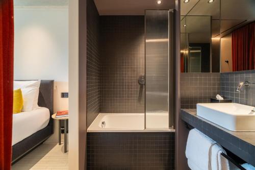 room detail thumbnail 2