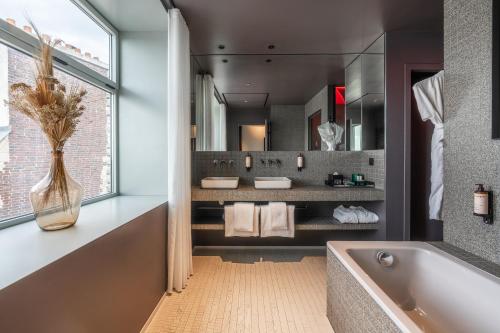 room detail thumbnail 2