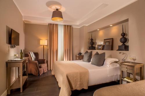 1 queen bed, 1 twin bed