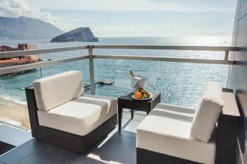 شرفة/ تراس, منتجع وفيلات أفالا (Avala Resort & Villas) in بودفا