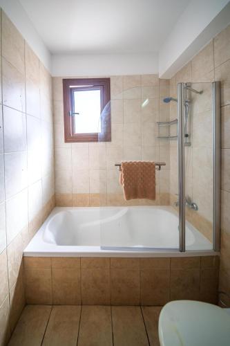 ห้องน้ำ, Infinity Blue Villa w Pool in โปมอส