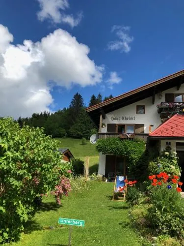 Haus Christl Reit im Winkl, Kostenloser Parkplatz, Spülmaschine, 5 Minuten zum Ortszentrum, ruhige Lage, Wlan in Reit im Winkl, Deutschland