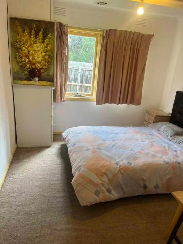 E Convenient, livable, and close to commercial districts近商圈电车大学便利别墅大床房 in Bundoora