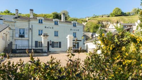 . Logis Hôtel Le Bussy