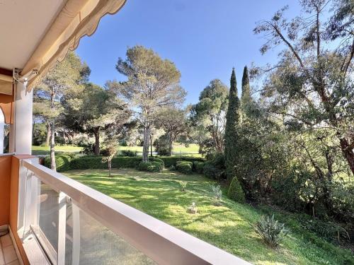 Appartement T3 moderne, piscine, parking, vue golf, commerces a proximite in Vallon de Coste