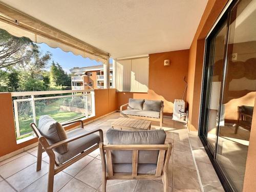 Appartement T3 moderne, piscine, parking, vue golf, commerces a proximite in Vallon de Coste