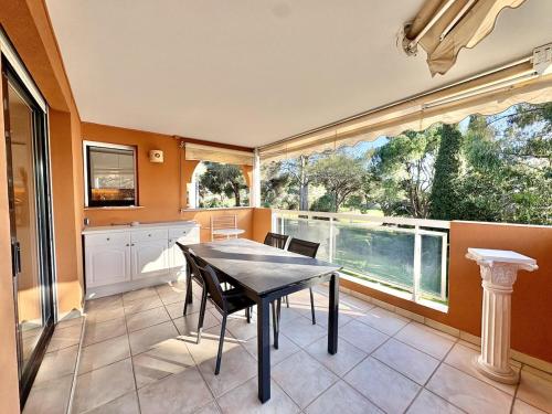 Appartement T3 moderne, piscine, parking, vue golf, commerces a proximite in Vallon de Coste