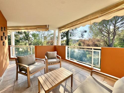 Appartement T3 moderne, piscine, parking, vue golf, commerces a proximite in Vallon de Coste