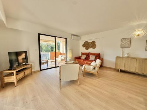 Appartement T3 moderne, piscine, parking, vue golf, commerces a proximite in Vallon de Coste
