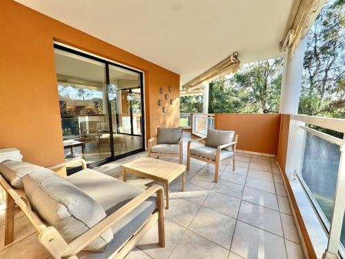 Appartement T3 moderne, piscine, parking, vue golf, commerces a proximite in Vallon de Coste