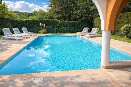 Appartement T3 moderne, piscine, parking, vue golf, commerces a proximite in Vallon de Coste