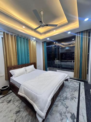 The great Garuda hotel - Rishikesh