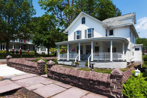 Victorian Home with Porch 6 Mi to Hickory Run Park! in White Haven, USA