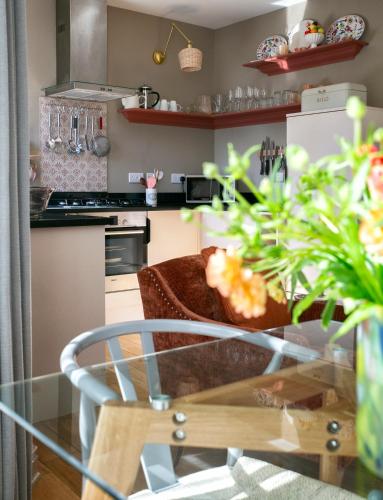 The Green House deluxe 2 bedroom upper floor apartments - image 5