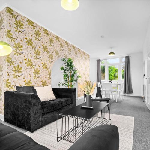 Three Bedroom House - Garden - Parking - Fast Wi-Fi 121JA gîte à louer Great Barr