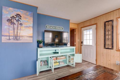 Colorful Crystal Beach Home with Ocean View! in Crystal Beach, USA