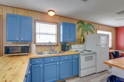Colorful Crystal Beach Home with Ocean View! in Crystal Beach, USA
