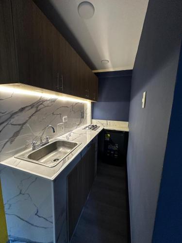 Apartaestudio comfort una planta con cocina barrio bosque in Alto Bosque