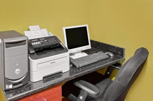 Microtel Inn & Suites by Wyndham Daphne - image 9