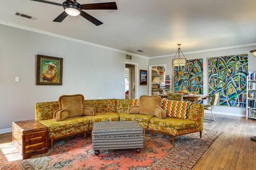 Work & Play in Fort Worth! Retro Home 5 Mi to TCU – khách sạn tại Westover Hills