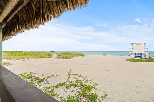 1 Block To The Beach! King Beds! Spacious! in West Palm Beach, USA