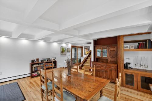 Saratoga Cottage - 2BR Near Track & Lake home - image 13