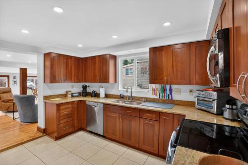 Saratoga Cottage - 2BR Near Track & Lake home - image 2