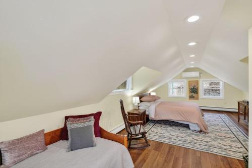 Saratoga Cottage - 2BR Near Track & Lake home - image 5