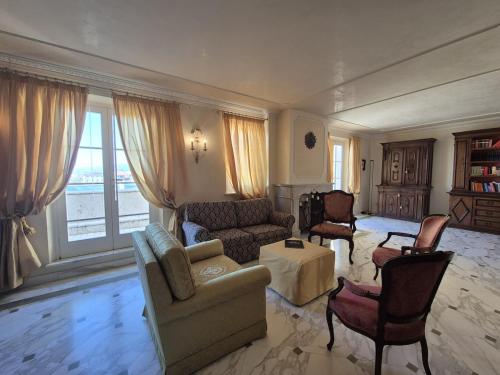 Prestigioso attico con terrazza vista mare a Viareggio - image 2