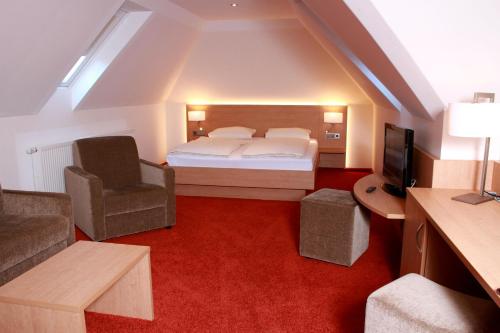 1 queen bed, 1 sofa bed