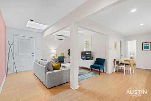 Cozy 1BR1BA East Austin Hideaway w Vaulted Ceilings by Austin Vacay