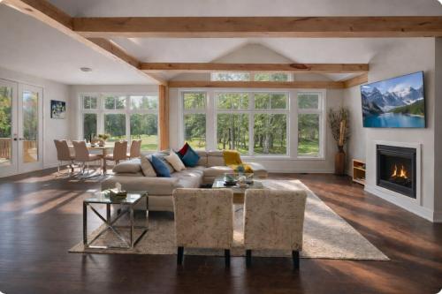 共用Lounge/電視區, Muskoka Cottage Retreat with BBQ and Game Room Fun in 德懷特 (ON)