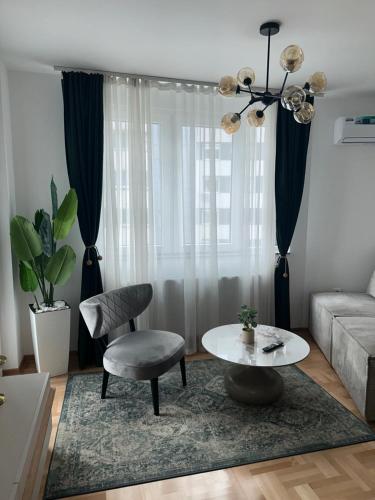 Eva Apartment - City Center, Free Garage Parking & Balcony View
