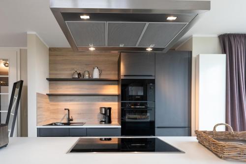 مطبخ, Reethuus Sud Modern retreat in جوست